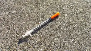 Hospitalizado un niño de 6 años en Pamplona que se pinchó con una jeringuilla abandonada en la calle