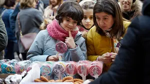 Cientos de personas acuden a los tradicionales puestos de San Blas de Pamplona en busca de dulces