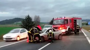 Cortado un carril de la autopista de Navarra en Tiebas por un accidente de tráfico con un herido