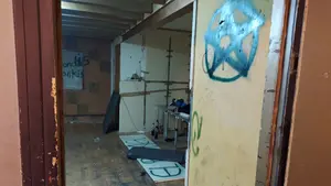 Un menor de 16 años hacina en una bajera de Pamplona a 100 jóvenes en una fiesta ilegal con alcohol y droga