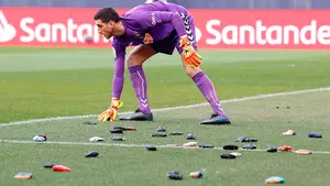 Lanzamiento de carteras al césped como protesta por el medio día del club ante el Real Madrid