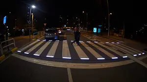 Los vecinos puntúan el nuevo paso iluminado para peatones de Pamplona: "Debería estar en más sitios"