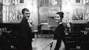 De Pamplona a París: el dúo navarro que, tras triunfar en Francia, regresa a casa para actuar esta semana