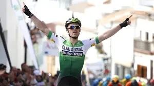Gonzalo Serrano consigue la primera victoria del año para el equipo Caja Rural en la Vuelta a Andalucía
