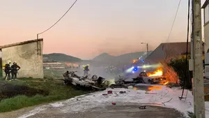 Las fotos de la tragedia en Noáin: muere el piloto de una avioneta que se ha estrellado en el polígono Mocholi