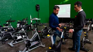 Miguel Induráin recibe en Pamplona la bicicleta con la que se entrenará para disputar la Titan Desert 2020