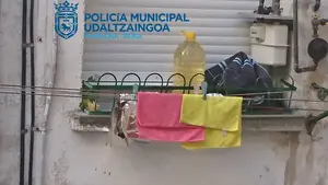 Goteaba sangre a la vecina: moviliza a la policía de Pamplona por orear chuletones en el tendedero