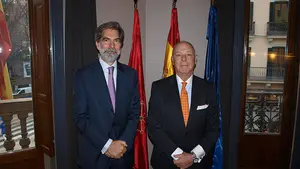 El embajador de Perú en España acude a Navarra para fomentar el intercambio de bienes comerciales