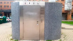 Piden renovar los aseos públicos de Pamplona e “instalar cambiadores para bebés en todos”