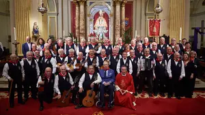 Los auroros de Santa María la Real cantan a San Fermín en el tercer peldaño de la escalera: las imágenes de la celebración