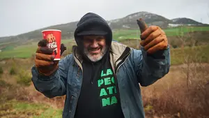 El mal tiempo no agua la jovialidad de los peregrinos en su camino a Javier: las imágenes de la primera Javierada