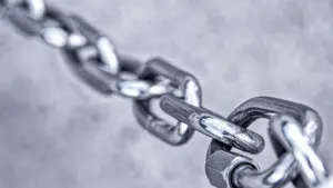 Cae un motorista en la avenida de Zaragoza después de chocar contra una cadena que sujetaba una pancarta