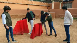 El relevo del toreo: aficionados taurinos se ponen por primera vez delante de los cuernos en Milagro
