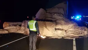 El choque entre dos camiones en Cintruénigo deja un herido y varios bloques de paja por la carretera