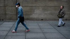 Un lunes atípico: Navarra despierta 'cerrada' y con escaso tránsito de personas y vehículos