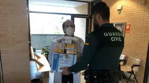 Solidaridad frente al coronavirus: un hombre entrega a la Guardia Civil de Navarra 1.600 pares de guantes desechables