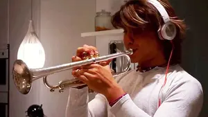 Iñaki, el joven trompetista pamplonés que arrasa desde su balcón: "Tenemos que superar juntos esta crisis"