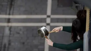 Los navarros salen a sus ventanas: los aplausos de agradecimiento y las protestas sin salir de casa