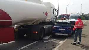 Herida una persona en una colisión entre un camión y un coche en un polígono industrial de Tudela 