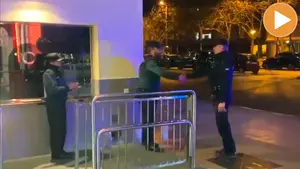 La Ertzaintza homenajea en Vitoria a la Guardia Civil por sus dos fallecidos por el coronavirus