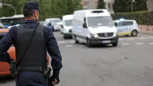 Un hombre que asegura ser positivo intenta agredir a los agentes con dos catanas y es detenido