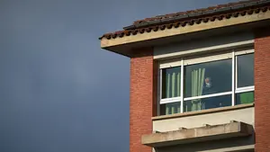 Maeztu sigue sin reconocer errores en las residencias de Navarra pese a que continúan las muertes