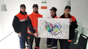 Voluntarios de Protección Civil de Milagro felicitan los cumpleaños a los niños y a cambio reciben regalos