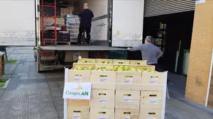 Una empresa navarra entrega fruta y conservas a bancos de alimentos y comedores sociales