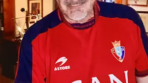 Un famoso periodista hace su programa desde casa vestido con la camiseta de Osasuna