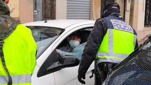 Se enfrenta a la policía en Pamplona y acaba detenido: "Acabo de salir de casa y ya me estáis tocando los cojones"