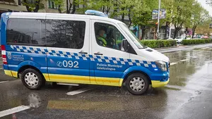 La emocionante felicitación a una niña de diez años une a policías y a vecinos en Zizur Mayor