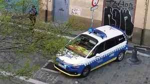 Bildu reclama al Ayuntamiento de Pamplona que señale al agente que colocó en un coche policial la bandera de España