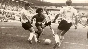 &ldquo;Boooosme, Boooosme&rdquo;: cuando el &iacute;dolo de la afici&oacute;n rojilla era un delantero canario chiquito con bigote