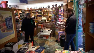 Los comercios de Pamplona est&aacute;n preparados: mantienen la ilusi&oacute;n pese a estar muchos cerrados