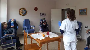 Las personas mayores de las residencias navarras podrán salir este lunes por primera vez en tres meses