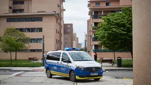 Ochenta jóvenes que estaban de botellón desafían a la policía en la Chantrea cruzando contenedores y mobiliario urbano