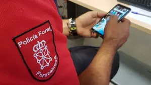 Policías forales se forman en la prevención de conductas suicidas con el Teléfono de la Esperanza