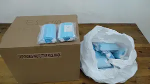 Policías y empleados municipales reparten 2.500 mascarillas en Estella en los centros de trabajo