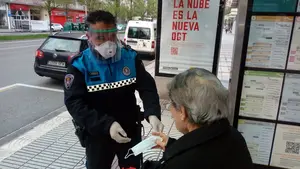 Policías y Protección civil reparten mascarillas en Navarra ante la vuelta a la actividad laboral