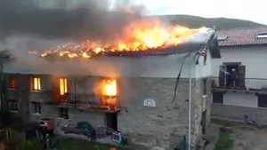 Un incendio "imposible de controlar" destruye por completo una casa en Erro pero no deja heridos