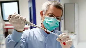 Sanidad retira miles de mascarillas defectuosas como las que se enviaron a Navarra: no protegen a los sanitarios