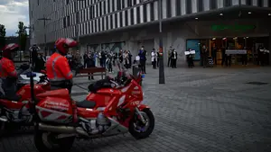 &iexcl;Buen trabajo!: el homenaje rec&iacute;proco de polic&iacute;as y trabajadores de El Corte Ingl&eacute;s de Pamplona en im&aacute;genes