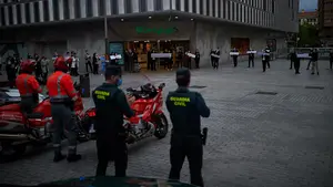 El emotivo homenaje mutuo de los trabajadores de El Corte Inglés y las fuerzas de seguridad en Pamplona