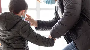 Los menores de 14 años solo podrán salir a la calle con un adulto para acompañarles a comprar o al banco