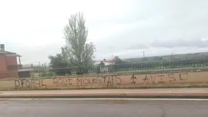 "Aquí molestáis, primer aviso": amenazan a la Policía Foral en Valtierra con una gran pintada