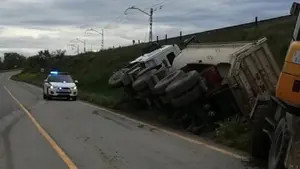 Un cami&oacute;n articulado se sale de la v&iacute;a y vuelca en Marcilla mientras trabajaba para una obra