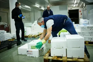 El coronavirus no impide la actividad en Mercairu&ntilde;a: as&iacute; viven sus trabajadores la crisis sanitaria