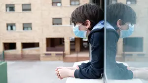 El Gobierno se ve obligado a rectificar y conceder que los ni&ntilde;os puedan salir de casa para "dar paseos"