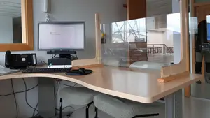 Máxima seguridad y ahorro: monitores de las escuelas taller de Pamplona preparan mamparas de protección