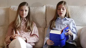 La Princesa Leonor y la Infanta Sofía reaparecen: "Llevamos como millones de niños más de un mes en casa"